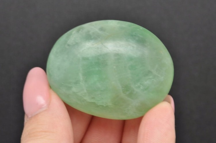 * FLUORYT MADAGASKAR DO MASAŻU INTERESUJĄCY MINERAŁ NR FG08 *