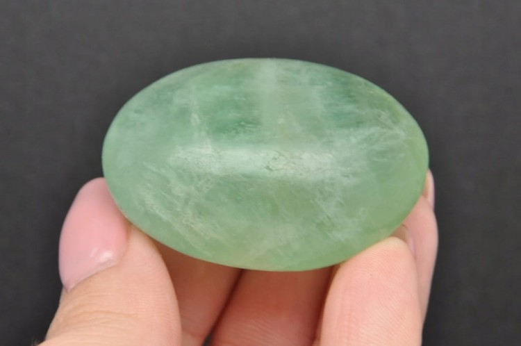 * FLUORYT MADAGASKAR DO MASAŻU INTERESUJĄCY MINERAŁ NR FG08 *