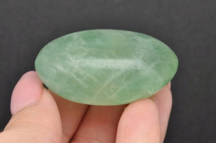 * FLUORYT MADAGASKAR DO MASAŻU INTERESUJĄCY MINERAŁ NR FG08 *