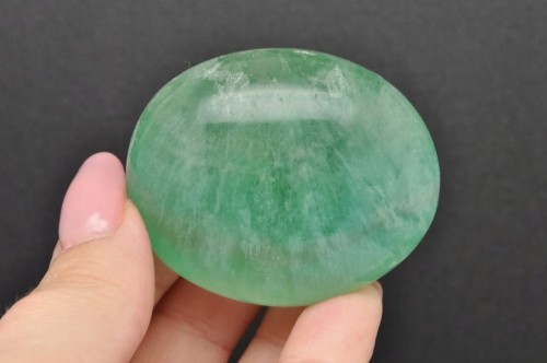 * FLUORYT MADAGASKAR DO MASAŻU BARDZO DOBRA JAKOŚĆ OKAZ NR FG06 *
