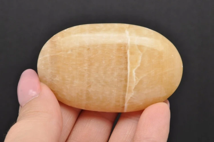 * KALCYT ŻÓŁTY PAKISTAN NATURALNY MINERAŁ BARDZO ŁADNY POLER NR GKP05 *