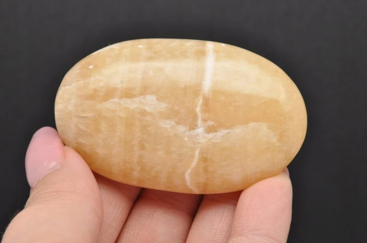 * KALCYT ŻÓŁTY PAKISTAN NATURALNY MINERAŁ BARDZO ŁADNY POLER NR GKP05 *