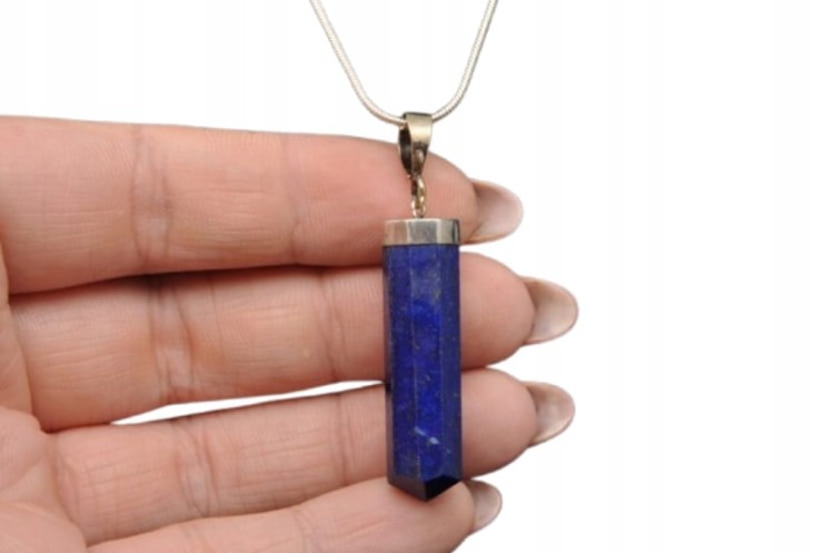 * LAPIS LAZULI ZAWIESZKA NIEBIESKI OKAZ Z BŁYSZCZĄCYMI DROBINAMI NR 10 *