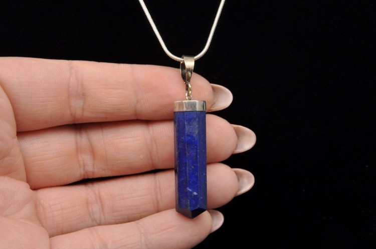 * LAPIS LAZULI ZAWIESZKA NIEBIESKI OKAZ Z BŁYSZCZĄCYMI DROBINAMI NR 10 *