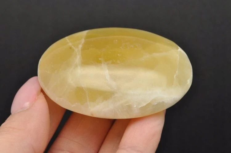 * KALCYT ŻÓŁTY PAKISTAN NATURALNY CIEKAWA BARWA ŻÓŁTY MINERAŁ NR GKŻ01 *