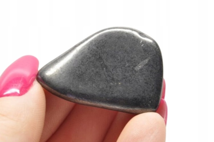 * SZUNGIT ROSJA NATURALNY MINERAŁ CIEKAWY KSZTAŁT NR 6 *