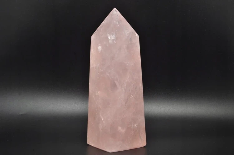 * KWARC RÓŻOWY MADAGASKAR PRZEPIĘKNA RÓŻOWA BARWA SUPER JAKOŚĆ OBELISK NR 3