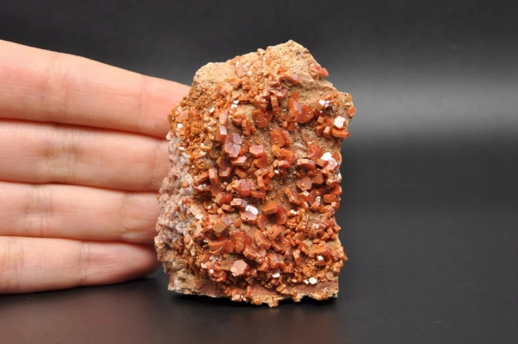 * WANADYNIT MAROKO ŚLICZNY MINERAŁ SUROWY STOJĄCY OKAZ NR 3 *