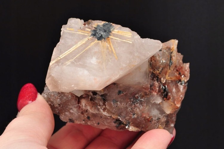 * KWARC Z RUTYLEM NATURALNY MINERAŁ FANTASTYCZNY DO DEKORACJI NR 5 *