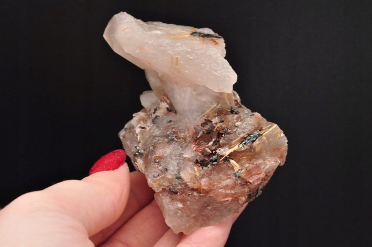 * KWARC Z RUTYLEM NATURALNY MINERAŁ FANTASTYCZNY DO DEKORACJI NR 5 *