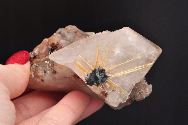 * KWARC Z RUTYLEM NATURALNY MINERAŁ FANTASTYCZNY DO DEKORACJI NR 5 *