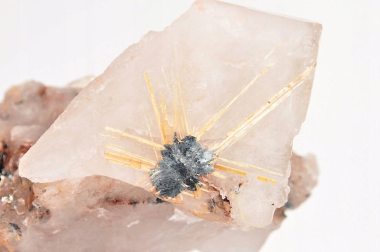 * KWARC Z RUTYLEM NATURALNY MINERAŁ FANTASTYCZNY DO DEKORACJI NR 5 *