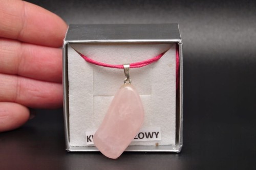 * KWARC RÓŻOWY ŚLICZNA ZAWIESZKA CIEKAWY KSZTAŁT ELEGANCKI NASZYJNIK NR 50
