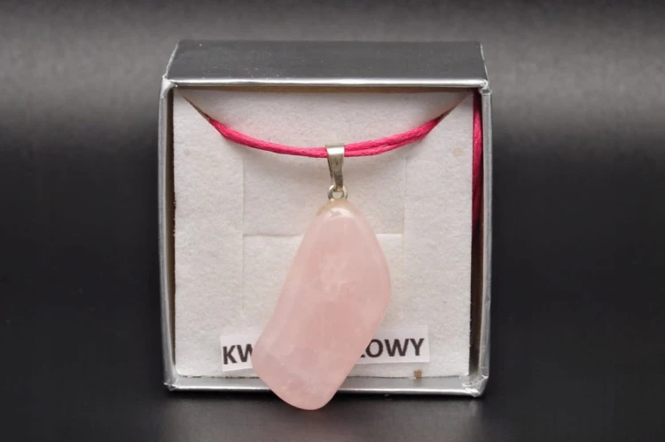 * KWARC RÓŻOWY ŚLICZNA ZAWIESZKA CIEKAWY KSZTAŁT ELEGANCKI NASZYJNIK NR 50
