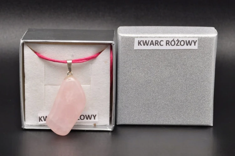* KWARC RÓŻOWY ŚLICZNA ZAWIESZKA CIEKAWY KSZTAŁT ELEGANCKI NASZYJNIK NR 50