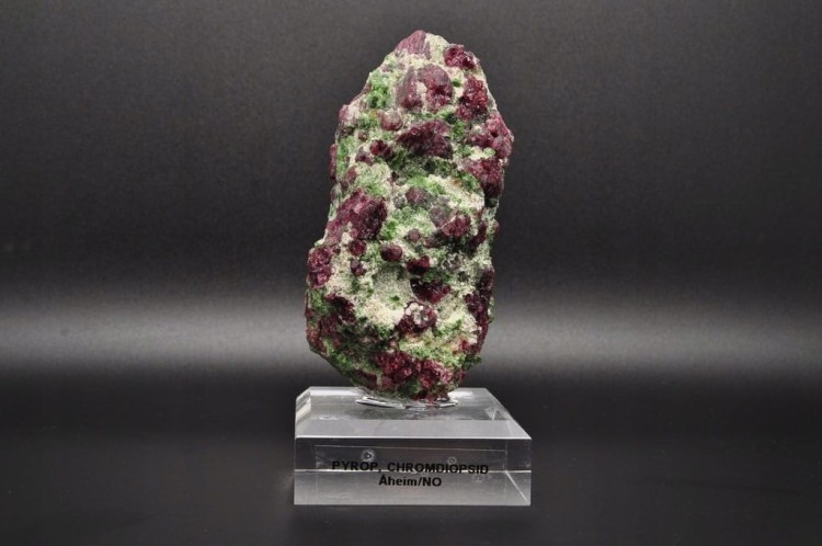 * PIROP CHROMODIOPSYD RZADKI MINERAŁ NA PODSTAWKU NR 1*