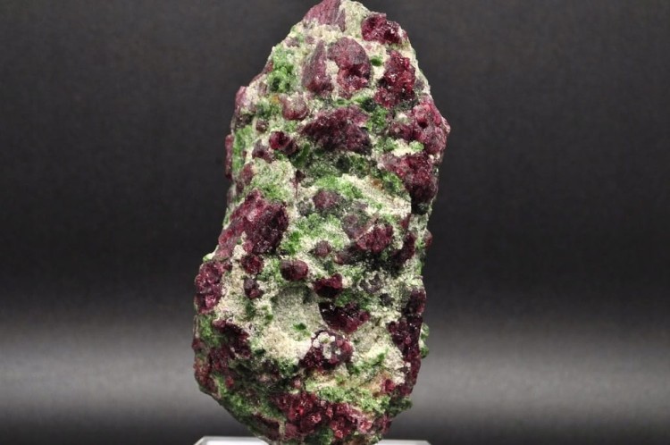 * PIROP CHROMODIOPSYD RZADKI MINERAŁ NA PODSTAWKU NR 1*