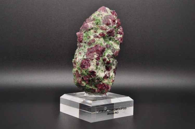 * PIROP CHROMODIOPSYD RZADKI MINERAŁ NA PODSTAWKU NR 1*