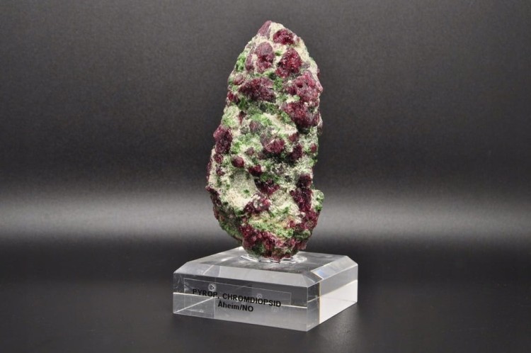 * PIROP CHROMODIOPSYD RZADKI MINERAŁ NA PODSTAWKU NR 1*