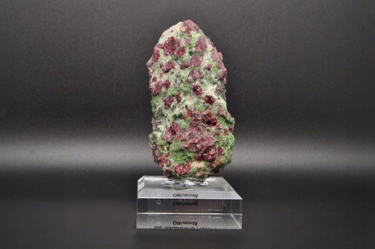 * PIROP CHROMODIOPSYD RZADKI MINERAŁ NA PODSTAWKU NR 1*
