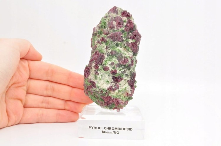 * PIROP CHROMODIOPSYD RZADKI MINERAŁ NA PODSTAWKU NR 1*