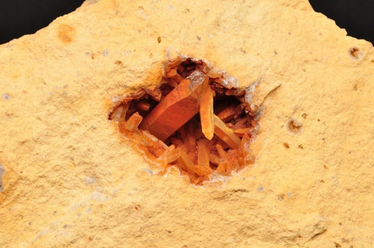 * KWARC W RYOLICIE DWIE GEODY KWARCOWE WĘGRY NATURALNY MINERAŁ NR 2 *