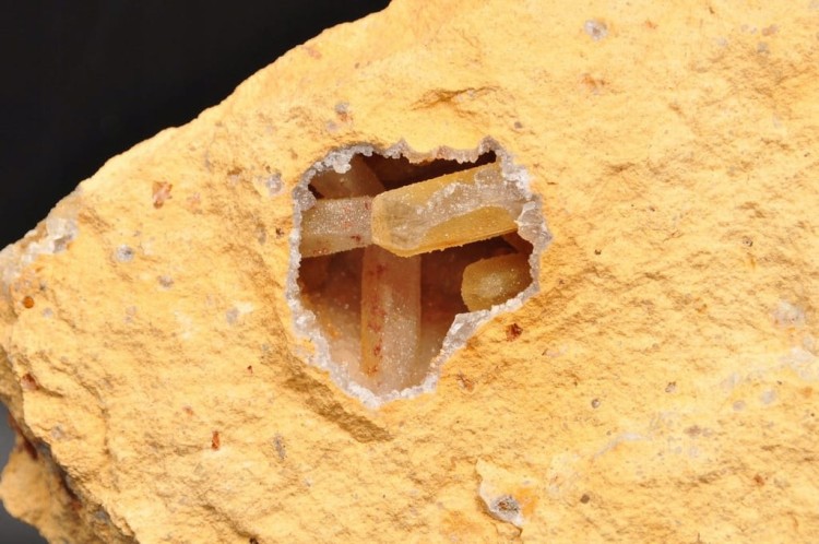 * KWARC W RYOLICIE DWIE GEODY KWARCOWE WĘGRY NATURALNY MINERAŁ NR 2 *