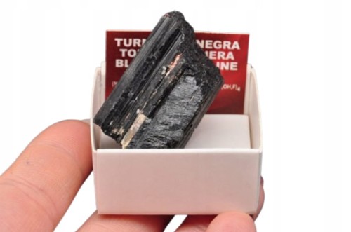 * TURMALIN CZARNY SUROWY MINERAŁ W PUDEŁKU FANTASTYCZNY DO DEKORACJI NR 3 *