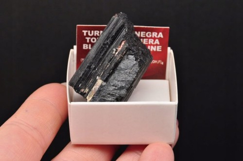 * TURMALIN CZARNY SUROWY MINERAŁ W PUDEŁKU FANTASTYCZNY DO DEKORACJI NR 3 *