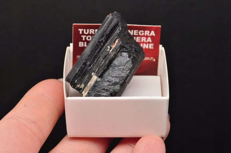 * TURMALIN CZARNY SUROWY MINERAŁ W PUDEŁKU FANTASTYCZNY DO DEKORACJI NR 3 *
