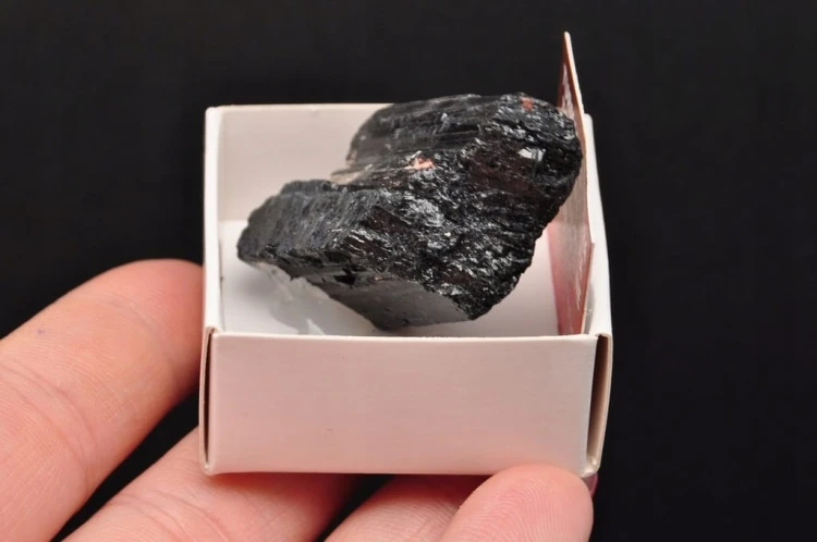 * TURMALIN CZARNY SUROWY MINERAŁ W PUDEŁKU FANTASTYCZNY DO DEKORACJI NR 3 *