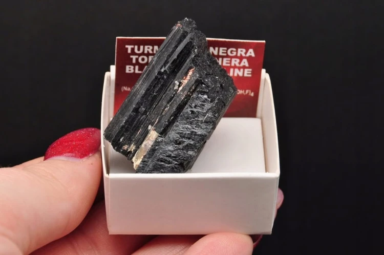 * TURMALIN CZARNY SUROWY MINERAŁ W PUDEŁKU FANTASTYCZNY DO DEKORACJI NR 3 *