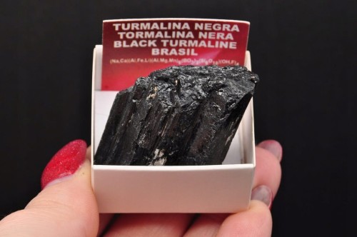 * TURMALIN CZARNY SUROWY MINERAŁ W PUDEŁKU ŚLICZNA CZARNA BARWA OKAZ NR 4 *