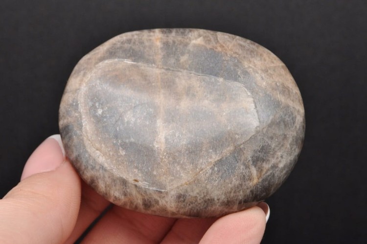 * KAMIEŃ KSIĘŻYCOWY MOONSTONE DOBRA JAKOŚĆ ŚWIETNY POŁYSK MINERAŁ NR GM03 *