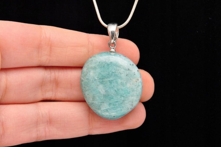 * AMAZONIT MADAGASKAR ZAWIESZKA Z IRYZACJĄ NATURALNY MINERAŁ NR 12