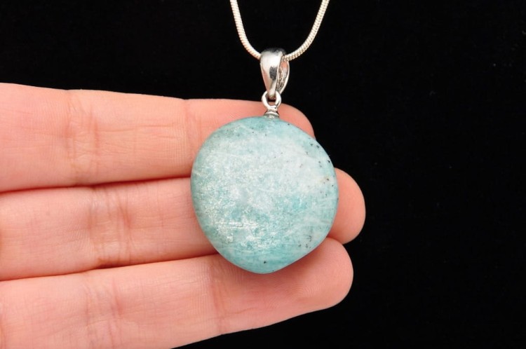 * AMAZONIT MADAGASKAR ZAWIESZKA Z IRYZACJĄ NATURALNY MINERAŁ NR 12
