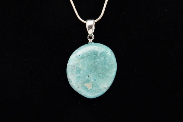 * AMAZONIT MADAGASKAR ZAWIESZKA Z IRYZACJĄ NATURALNY MINERAŁ NR 12