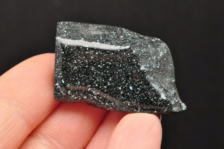 * NATURALNY SPEKULARYT POKRYTY ŻYWICĄ AUSTRIA MINERAŁ ZJAWISKOWY BŁYSK NR 5