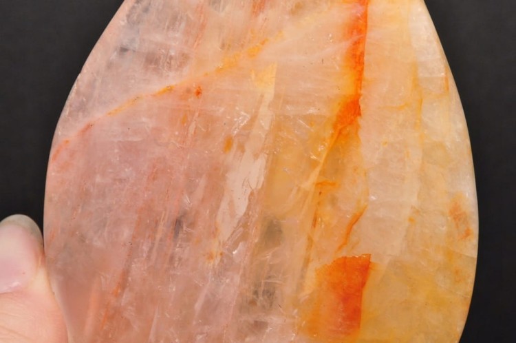 * KWARC Z LIMONITEM PŁASKI MINERAŁ CIEKAWY KOLOR ŚWIETNY POŁYSK NR 2 *