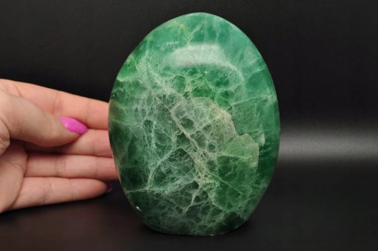 * FLUORYT MADAGASKAR MINERAŁ ZE ŚCIĘTĄ PODSTAWĄ PIĘKNA ZIELONA BARWA NR 1 *