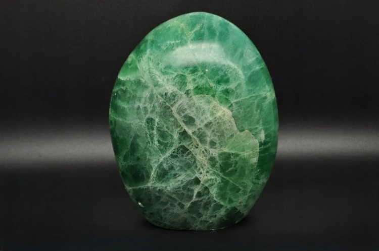 * FLUORYT MADAGASKAR MINERAŁ ZE ŚCIĘTĄ PODSTAWĄ PIĘKNA ZIELONA BARWA NR 1 *