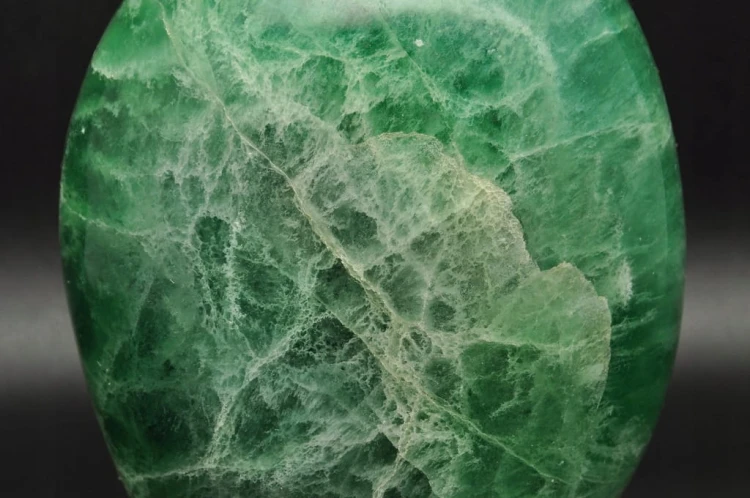 * FLUORYT MADAGASKAR MINERAŁ ZE ŚCIĘTĄ PODSTAWĄ PIĘKNA ZIELONA BARWA NR 1 *