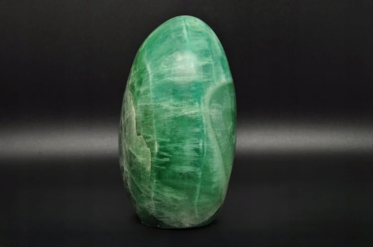 * FLUORYT MADAGASKAR MINERAŁ ZE ŚCIĘTĄ PODSTAWĄ PIĘKNA ZIELONA BARWA NR 1 *