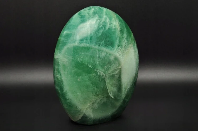 * FLUORYT MADAGASKAR MINERAŁ ZE ŚCIĘTĄ PODSTAWĄ PIĘKNA ZIELONA BARWA NR 1 *