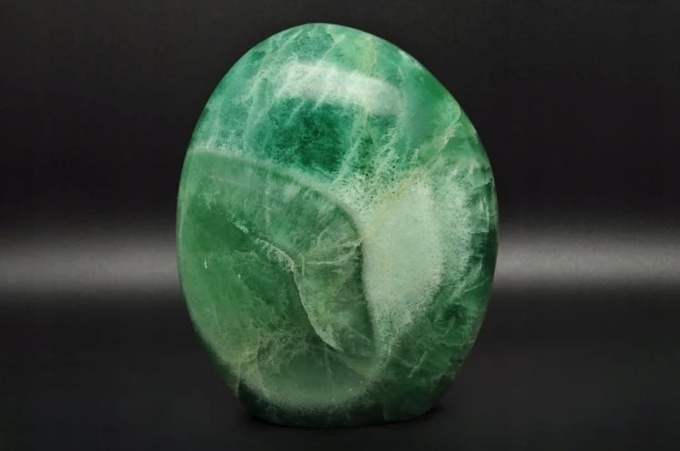 * FLUORYT MADAGASKAR MINERAŁ ZE ŚCIĘTĄ PODSTAWĄ PIĘKNA ZIELONA BARWA NR 1 *