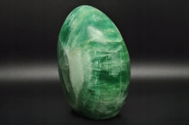 * FLUORYT MADAGASKAR MINERAŁ ZE ŚCIĘTĄ PODSTAWĄ PIĘKNA ZIELONA BARWA NR 1 *