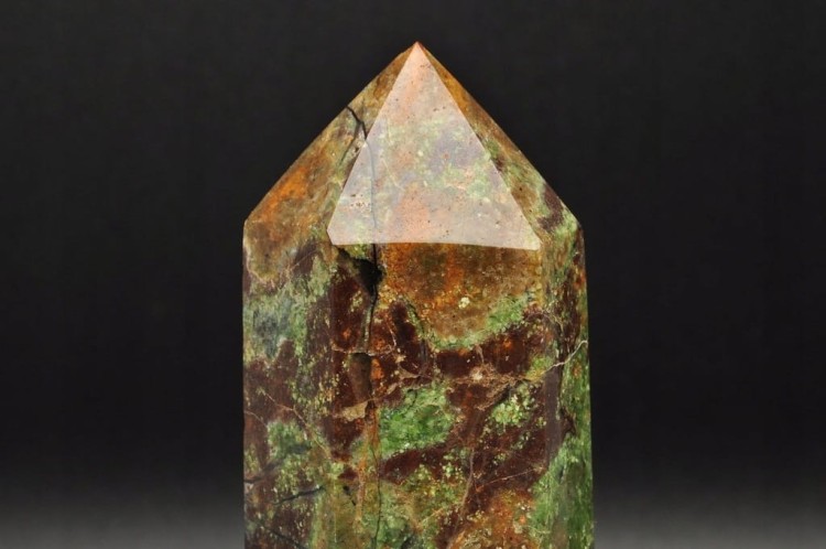 * CHRYZOOPAL OPAL PRAZOWY OBELISK WIEŻA ZIELONY KOLOR CIEKAWY PRZEKRÓJ NR 3