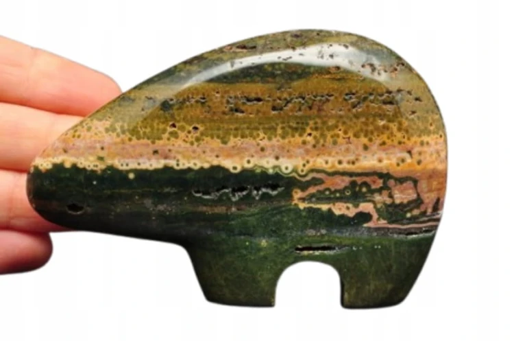 * JASPIS OCEANICZNY ORBIKULARNY UROKLIWA RZEŹBA FIGURKA NIEDŹWIEDŹ NR 1 *