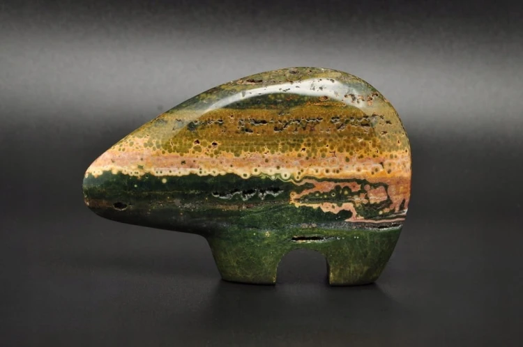 * JASPIS OCEANICZNY ORBIKULARNY UROKLIWA RZEŹBA FIGURKA NIEDŹWIEDŹ NR 1 *