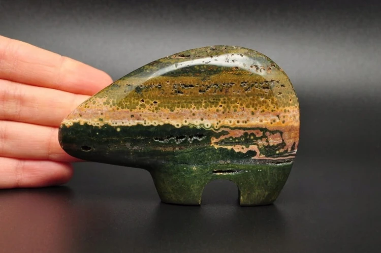 * JASPIS OCEANICZNY ORBIKULARNY UROKLIWA RZEŹBA FIGURKA NIEDŹWIEDŹ NR 1 *